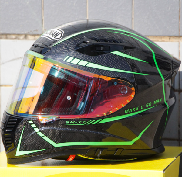 Helm retro dengan corak kulit ular yang elegan